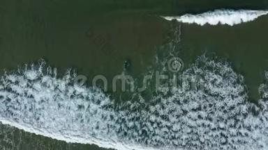 空中4K海和冲浪视频，显示冲浪者捕捉到斯温顿M4月16日的波视图